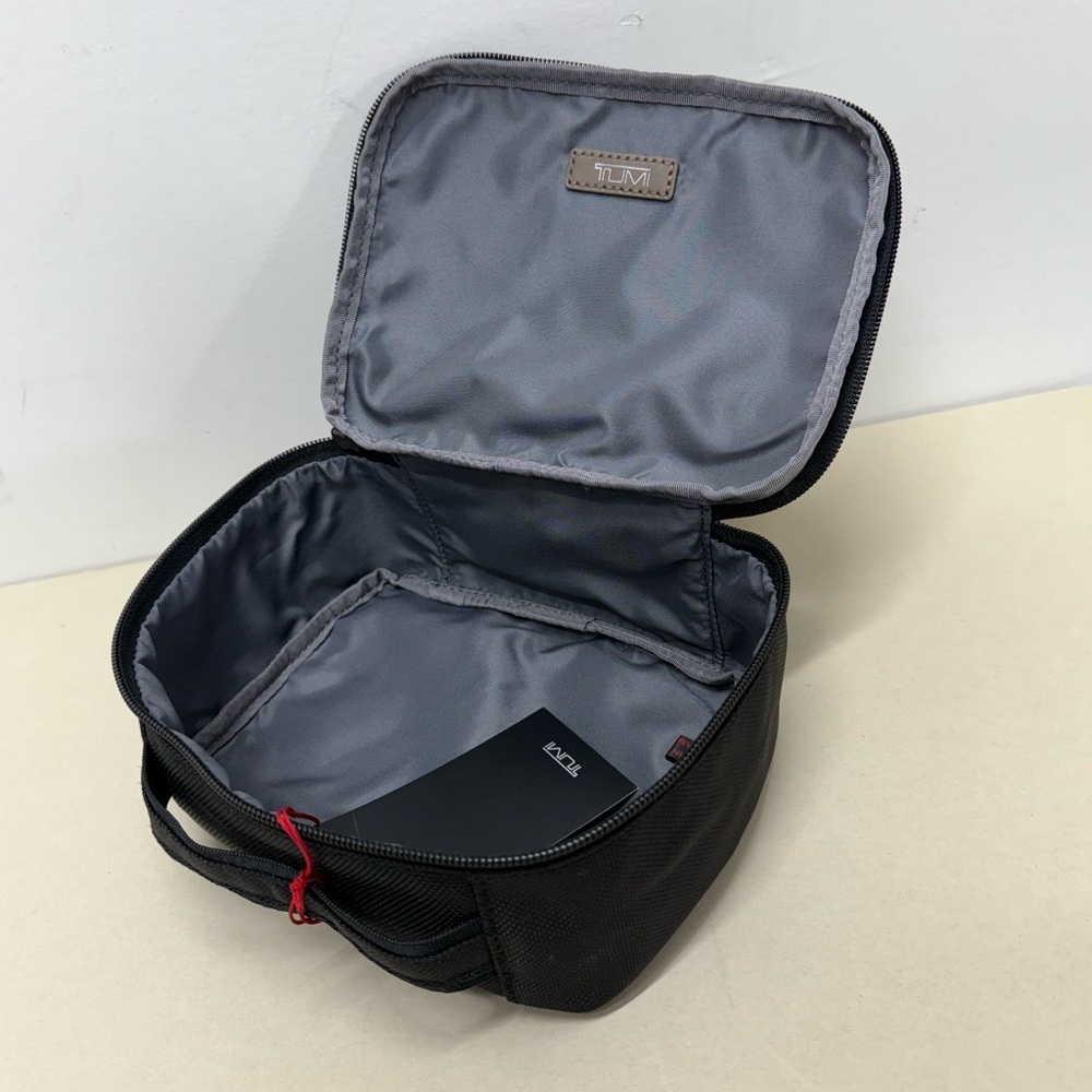 (new+tag) Tumi rare camo travel kit top handle (unisex) - Picture 10 of 11